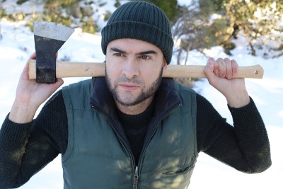 雪地里非常迷人的伐木工人