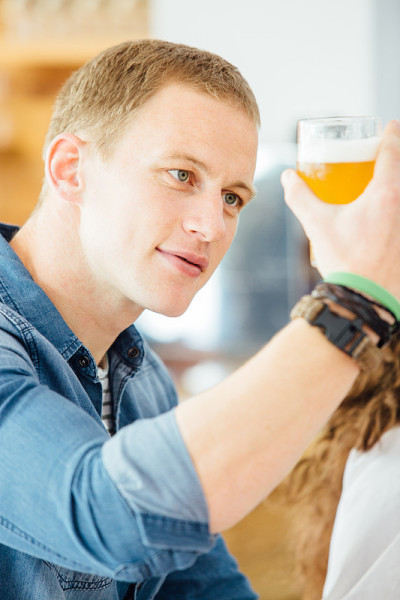 男人看着淡啤酒