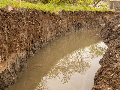 在土地开发建设工作中，水开始涌出