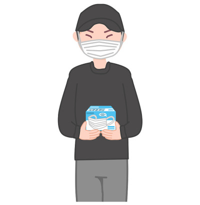 男人拿着外科口罩。