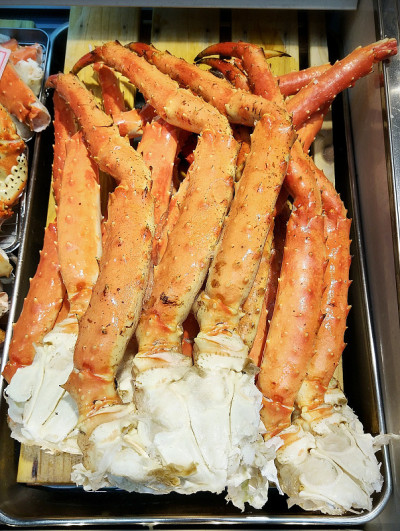 北海道清蒸蟹腿在海鲜市场出售