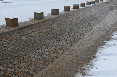 铺砌的立方体花岗岩道路在城市中以立方体石砌为界。它是行人进入步行区之间的入口障碍。路面上撒满了湿盐。