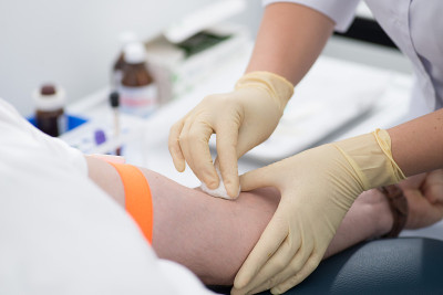 橡胶护士用针从patientâ的手臂上取血进行分析