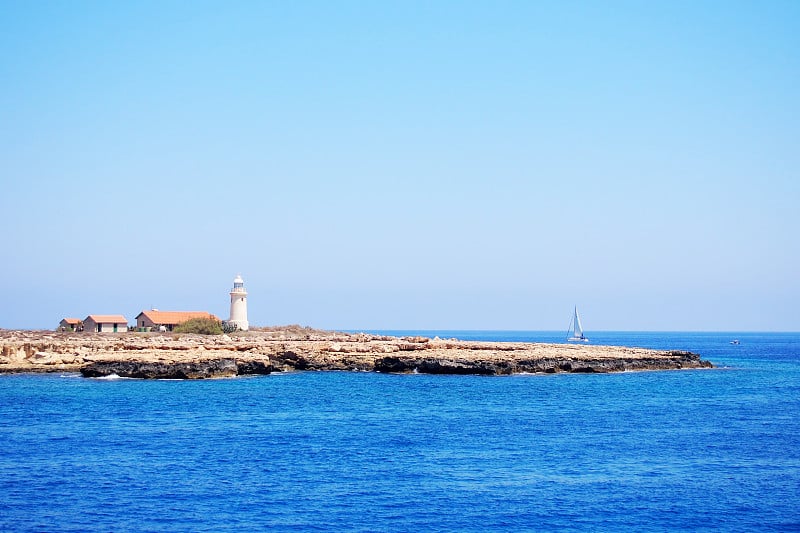 非常美丽的海景，海角上的灯塔在海上突出