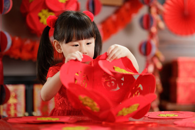 年轻的中国女孩做传统的中国福意味着幸运的灯笼庆祝中国新年