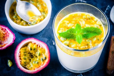 意式奶冻甜点配百香果和薄荷