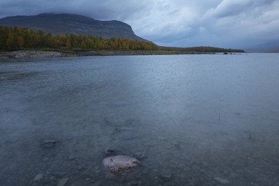 瑞典拉普兰Kungsleden Trail的Riebnes湖西岸，秋天的暴风雨天气