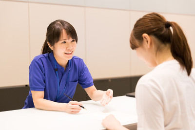 迷人的亚洲女性在体育馆里锻炼