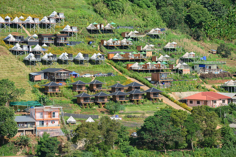 旅游和住宿在山脚下