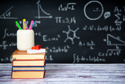 回到学校，教育理念，学习用品和书籍。
