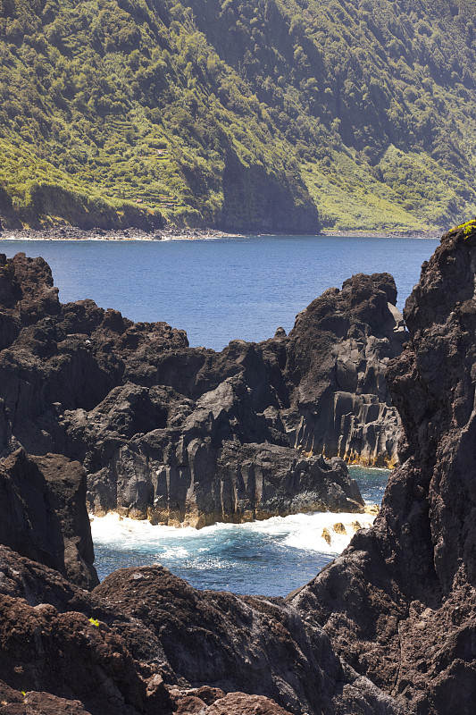 亚速尔群岛火山海岸线在圣豪尔赫。法哈·多·欧维多波尔图加