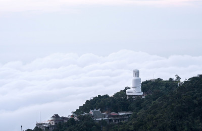 越南岘港巴纳山- 2018年5月22日:越南岘港巴纳山林翁塔佛像。