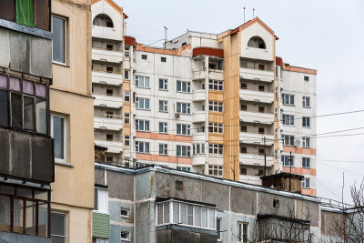丑陋的俄罗斯多层住宅不同的高度和年龄