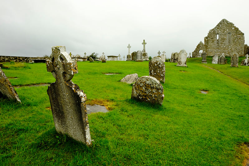 爱尔兰Clonmacnoise修道院的墓地，一个下雨的夏日。