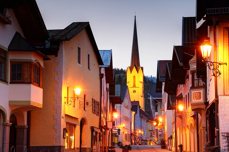 德国拜仁历史中心Garmisch-Partenkirchen风景优美的主街蓝色小时，玛利亚·希梅尔法