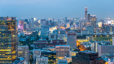 泰国曼谷夜间高楼林立的商业区