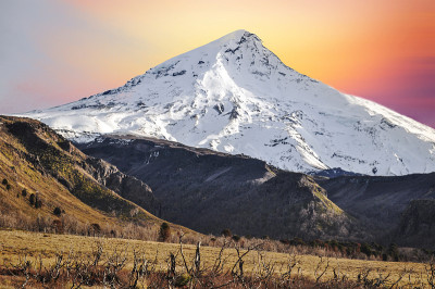 阿根廷日落时的拉宁火山