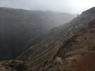 夏威夷考艾岛纳帕利海岸的米罗利脊谷下雨。