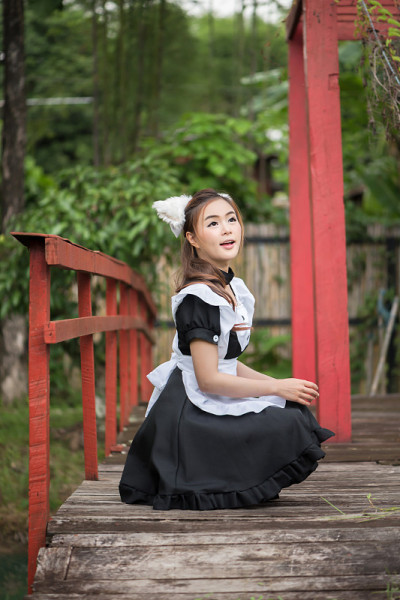穿着法国女仆服装和猫耳朵的女人