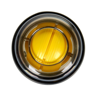 黄色塑料陀螺球。手腕的运动器材。运动的工具。
