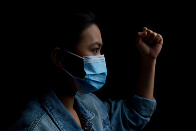 亚洲妇女戴着防护面具，与世隔绝。低调。