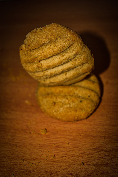 棕色的桌子上有一堆美味的小麦圆饼和几块面包屑