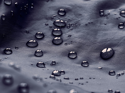 水滴在防水的纺织材料上