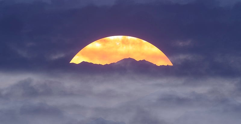 太阳在山后升起