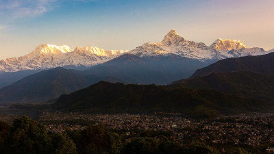 从sarangkot鸟瞰annapurna山脉和machhapuchare峰的全景