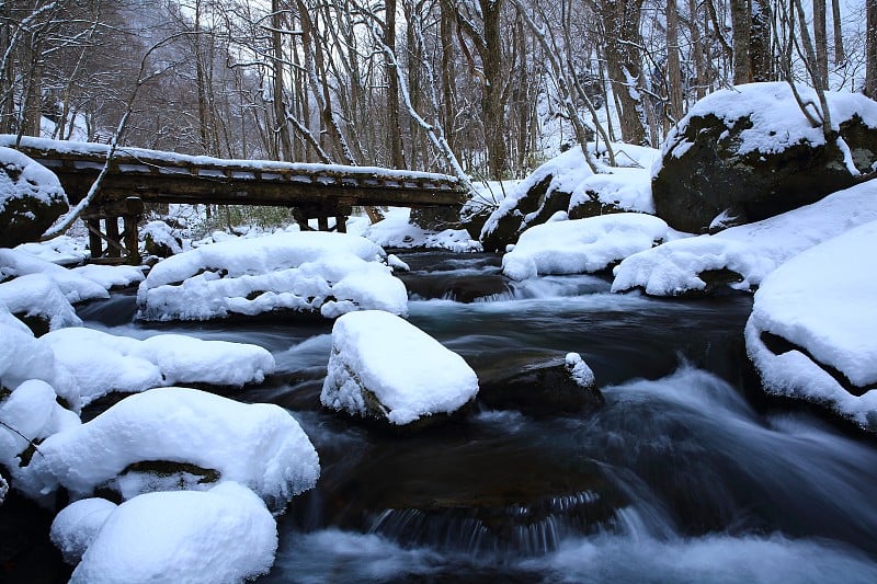 冬天山涧