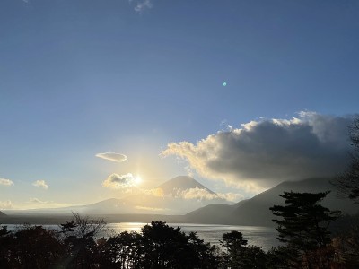 富士山在元津湖上的日出