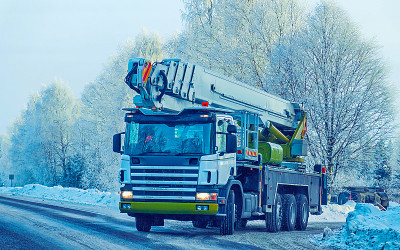 卡车与起重起重机在罗瓦涅米冬季道路