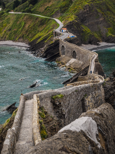 从圣胡安海岸到Gaztelugatxe。黄色的花在春天和夏天