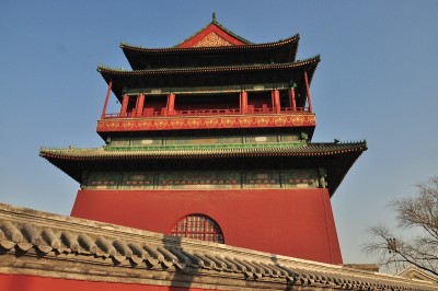 在冬天金色的日落时分，中国古老的鼓楼和钟楼的一角。中国,北京