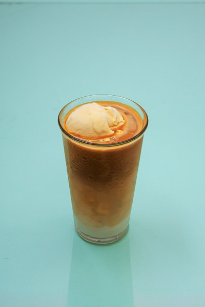 冰淇淋affogato。一份加浓咖啡和冰淇淋的甜点。
