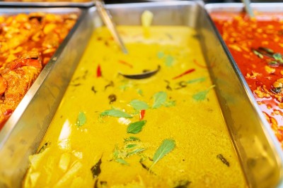 关闭鸡绿色咖喱泰国街头食品市场