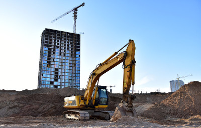 挖掘机在建筑工地挖沟。挖坑基础