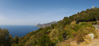 科西嘉岛:地中海的战马和卡纳里的白色钟楼，卡纳里以前是一座灯塔，用来向被称为“100船长村”的高级科