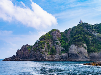 磐崎角位于伊豆半岛的南部海岸线，位于半岛最南端，日本静冈县。Irozaki角周围的海岸崎岖不平，相对
