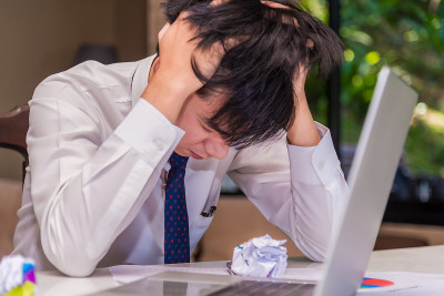 亚洲年轻商人在办公室的失败和压力