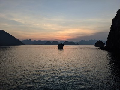 下龙湾的日落景色
