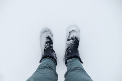 雪地里穿雪地靴。前视图。