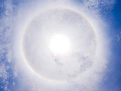 蓝天上的太阳晕现象