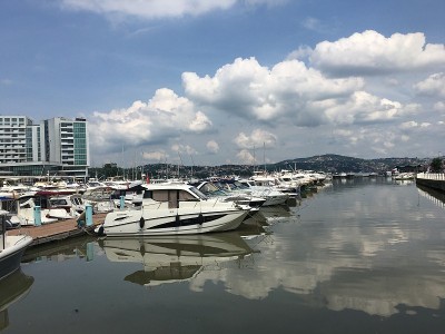 2020年6月13日，土耳其伊斯坦布尔，博斯普鲁斯塔拉比亚海滩，码头倒影的云朵