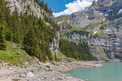 靠近Kandersteg的Oeschinensee湖的景观