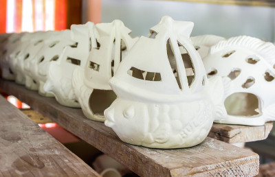 车间里新制作的陶器