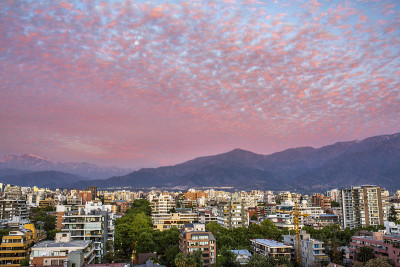 令人惊叹的智利圣地亚哥天际线在日落与安第斯山脉的雪使它成为一个美妙的地平线在一个阴天充满色彩的高分辨