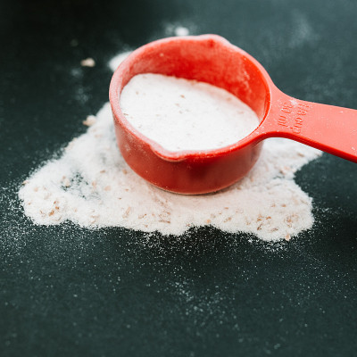 在俯视图中烹饪时使用的一套量杯或量匙