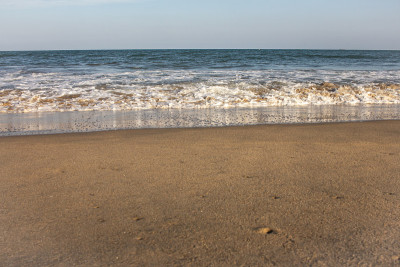 印度马哈巴利普兰海滨小镇海滩上美丽的海浪景色