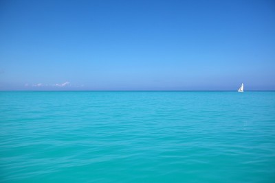 碧绿的水和蔚蓝的天空